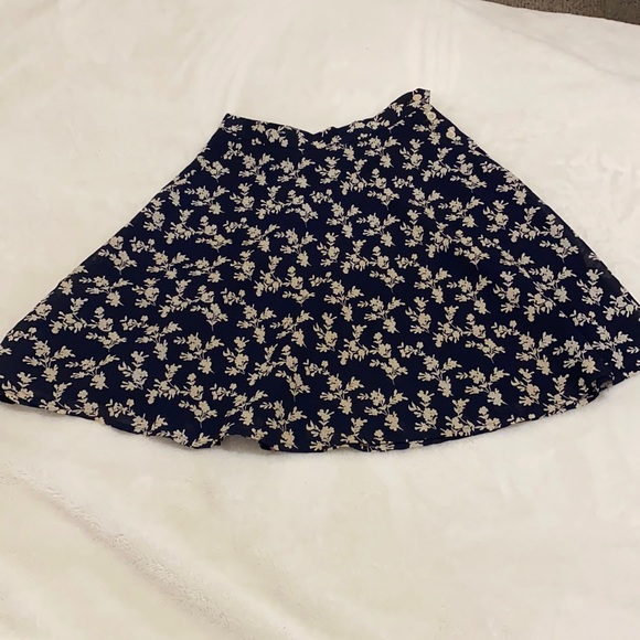 Banana Republic Dresses & Skirts - Women’s banana republic Navy cream floral skirt